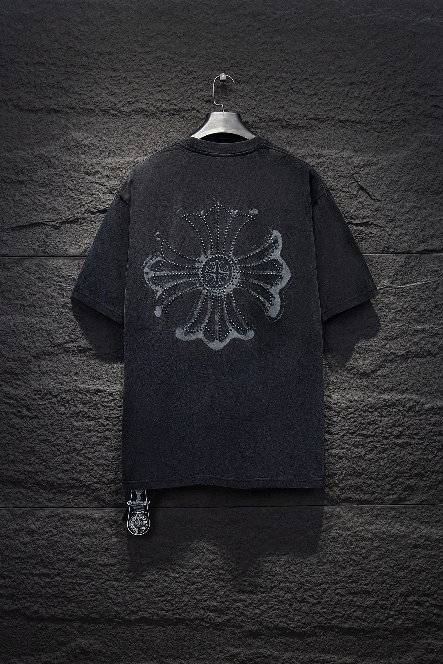 🅿️200 Style number: 7239# 🆕Chrome hearts 25ss os version is really charming. Chrome hearts are really unique. Every season’s new version is the best. It is very practical and can be worn casually. Nice✔️ - ⚠️100% cotton. Made of 32-count double yarn and 260-gram weight fabric. Made of imported knitting needle carded cotton, the thickness is moderate, drapey and contoured, making the upper body comfortable! ! It is very tolerant to fat body types and can instantly lose five pounds after wearing it!  Specially ordered many Austrian hot diamonds, which have the bling bling effect of natural crystals under the light, with multi-faceted reflective points, and the production cost is extremely high. The laser molding includes a computer engraving machine and a laser machine, which are accurate in granular units. Finally, it is hot and set at high temperature. After the hot stamping, the firmness needs to be tested repeatedly on the hot stamping. It can show colorful reflections under the light. The collar webbing extends to the shoulders for reinforcement, and the stitching at the joints. The hem and cuffs are all made with 0.2mm gauge double-thread turning. It is carefully produced at a high cost. The attitude of making goods with a magnifying glass restores the quality and effect of the product. The full set of customized accessories only presents every detail to the customer. Printing with film printing, 50,000 positioning, which is very time-consuming. The addition of handmade elements to the body greatly increases the interest of the clothing; unique visual effects. After special treatment, a unique effect is formed. An irregular hem is added to the version. This year's Kroxin is the main version. In the past two years, the oversize version has become the focus of the trend and has been a popular staple in the past two years. The change of designers has made this brand an instant hit. The progressive fashion of the times also needs the blood impact of fresh elements and trendy designs in order to continue its glory! It’s stylish both inside and outside, a must-have for high street travel! An absolute "eye-catching style" that can match couples 💏 Color: washed black white Size: S M L XL
